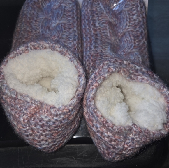 New Joyspun Cozy Black and White Knit Slippers - Picture 6 of 6